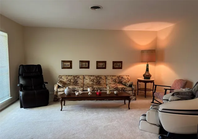 Photo 3 of Single family home for sale at 203 E Thornton Rd, Houston, TX 77022 | MLS# 75568259 | Listing updated on 2026-09-01