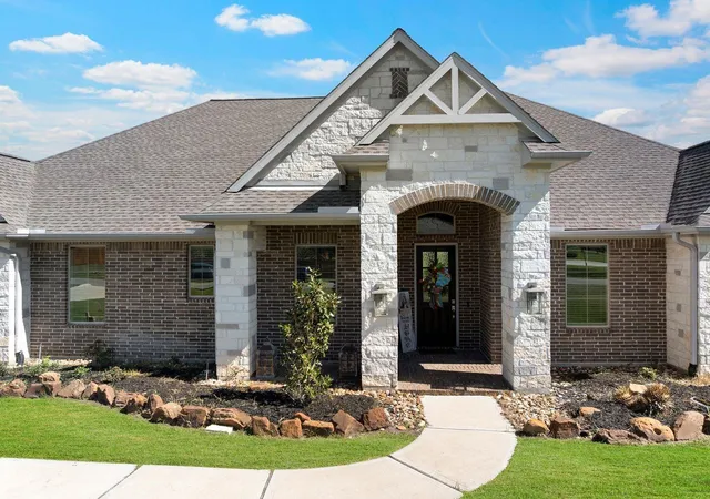 Photo 4 of Single family home for sale at 18819 Serene Water Dr, Montgomery, TX 77356 | MLS# 63920882 | Listing updated on 2026-09-17