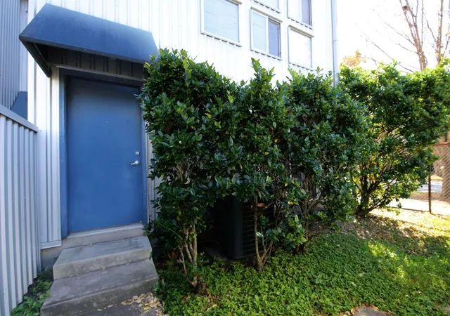 Photo 2 of Townhouse for sale at 2819 Crawford, Houston, TX 77004 | MLS# 12921056 | Listing updated on 2026-09-13