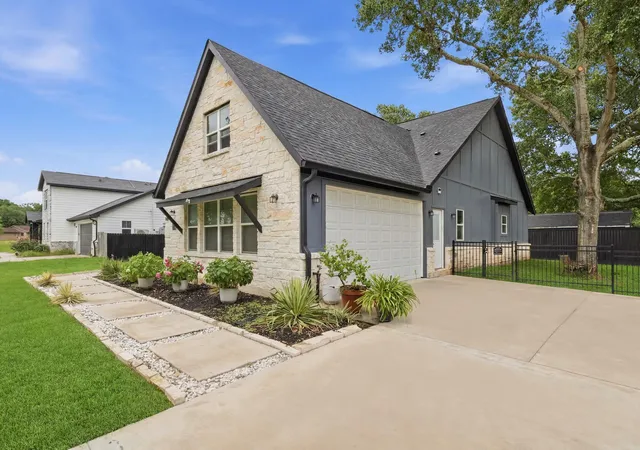 Photo 2 of Single family home for sale at 708 Magnolia St Ave, Sealy, TX 77474 | MLS# 85911108 | Listing updated on 2026-06-12
