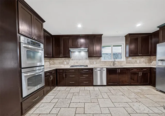 Photo 3 of Sale Pending at 4501 Waycross Dr, Houston, TX 77035 | MLS# 6748060 | Listing updated on 2026-09-13