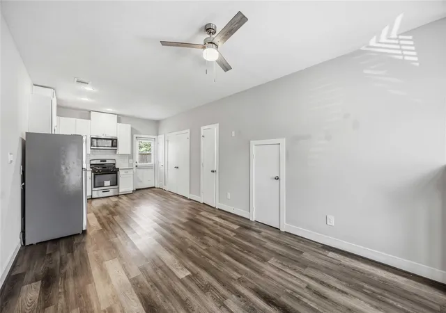 Listing Photo 4 - Condo for sale in building located at 5329 Higgins St, Houston, TX 77033 - Unit #A/B