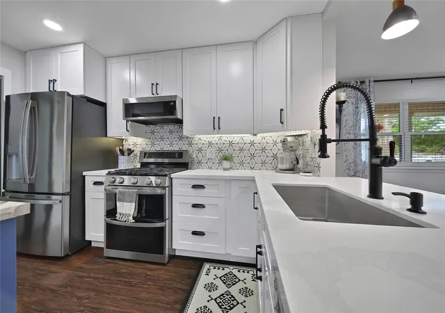 2nd image of 1800 Alvy Dr, La Porte, TX 77571 | MLS# 51475505