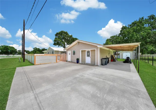 4th image of 1800 Alvy Dr, La Porte, TX 77571 | MLS# 51475505