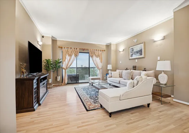 Photo 3 of Condo for sale at 661 Bering Dr #709, Houston, TX 77057 | MLS# 55889321 | Listing updated on 2026-07-31
