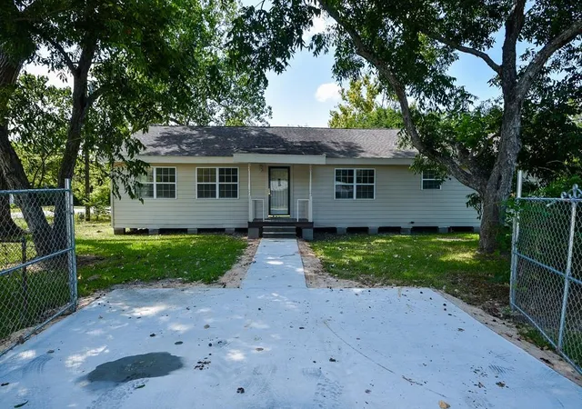 Homes for sale in Bacliff, TX | 1030 Perkins Dr, Bacliff, TX 77518 | MLS# 11989997