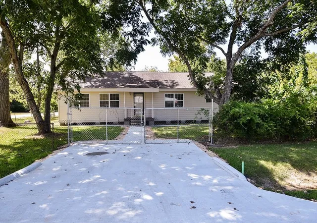 Homes for sale in Bacliff, TX | 1030 Perkins Dr, Bacliff, TX 77518 | MLS# 11989997