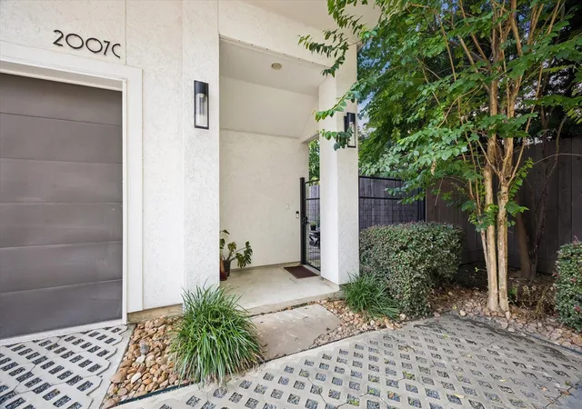 Photo 2 of Single family home for sale at 2007 Brun St #C, Houston, TX 77019 | MLS# 25770452 | Listing updated on 2026-08-30