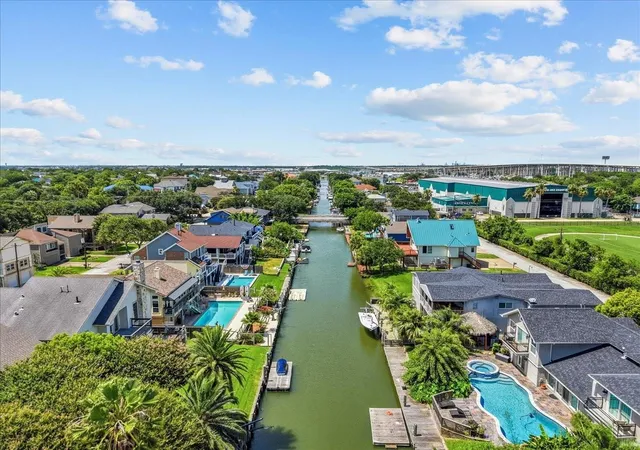 3rd image of 23 Harbor Ln, Kemah, TX 77565 | MLS# 81635908