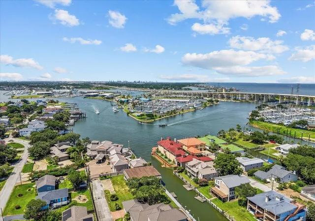 5th image of 23 Harbor Ln, Kemah, TX 77565 | MLS# 81635908