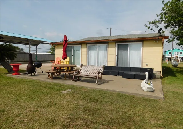 2nd image of 635 Marshall Johnson Ave S, Port Lavaca, TX 77979 | MLS# 2233282