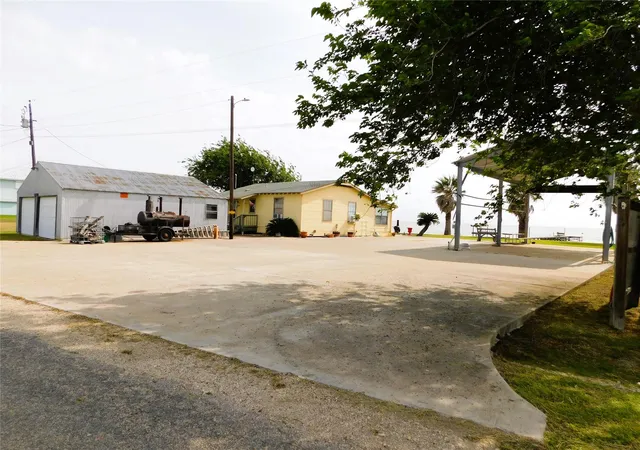3rd image of 635 Marshall Johnson Ave S, Port Lavaca, TX 77979 | MLS# 2233282