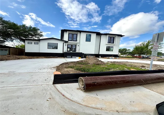 Photo 3 of Single family home for sale at 5009 Holt St, Bellaire, TX 77401 | MLS# 12748000 | Listing updated on 2026-09-15