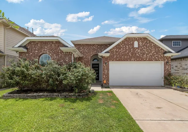 Photo 2 of Sale Pending at 8803 W Crescent Lake Cir, Baytown, TX 77521 | MLS# 38338150 | Listing updated on 2026-09-15