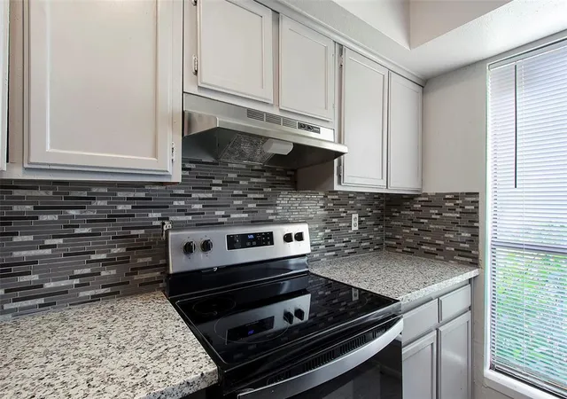 Listing Photo 5 - Condo for sale in building located at 8704 Victorian Vlg Dr, Houston, TX 77071 - Unit #8704