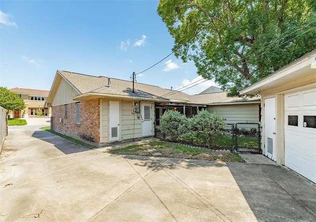 Photo 3 of Sale Pending at 7721 Beluche Dr, Galveston, TX 77551 | MLS# 13427939 | Listing updated on 2026-09-15