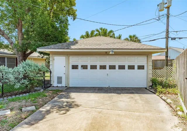Photo 3 of Sale Pending at 7721 Beluche Dr, Galveston, TX 77551 | MLS# 13427939 | Listing updated on 2026-09-15