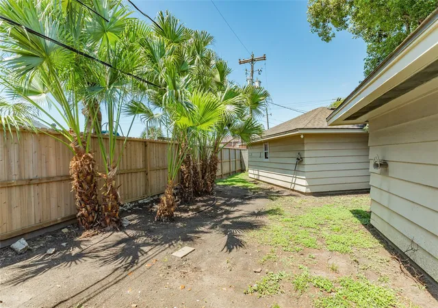 Photo 4 of Sale Pending at 7721 Beluche Dr, Galveston, TX 77551 | MLS# 13427939 | Listing updated on 2026-09-15