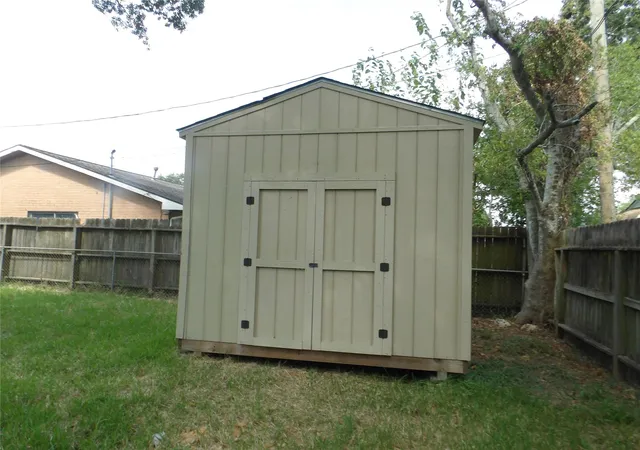 3rd image of 2008 Williamsburg Ct N, League City, TX 77573 | MLS# 82939142