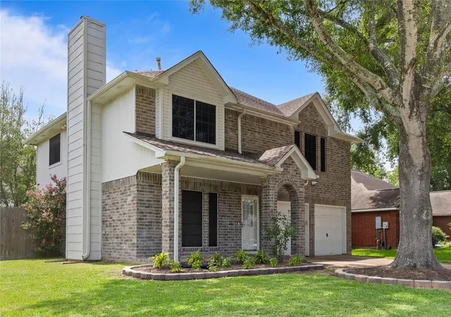 Photo 2 of Sale Pending at 1245 Hunter Wood Dr, League City, TX 77573 | MLS# 69300653 | Listing updated on 2026-09-17