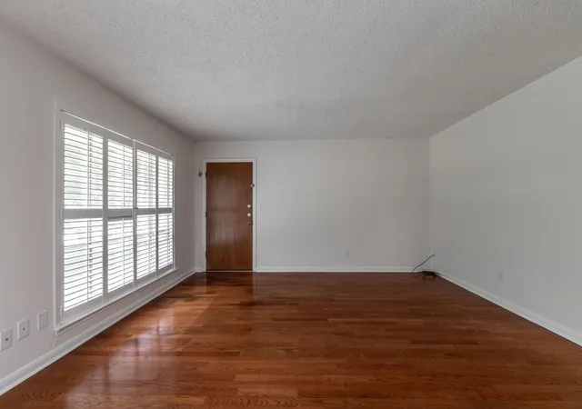 Photo 3 of Condo for sale at 6478 Bayou Glen Rd, Houston, TX 77057 | MLS# 46826330 | Listing updated on 2026-09-17