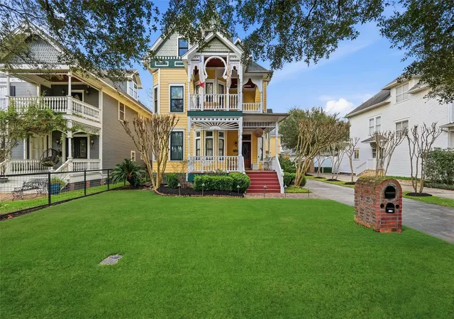 Photo 1 of Single family home for sale at 619 E 7th 1/2 St, Houston, TX 77007 | MLS# 74666655 | Listing updated on 2026-09-02