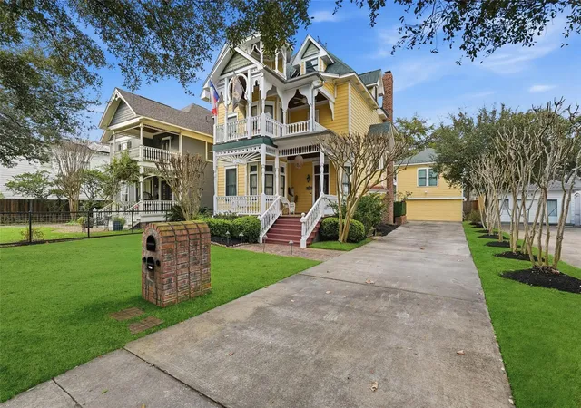 Photo 2 of Single family home for sale at 619 E 7th 1/2 St, Houston, TX 77007 | MLS# 74666655 | Listing updated on 2026-09-02