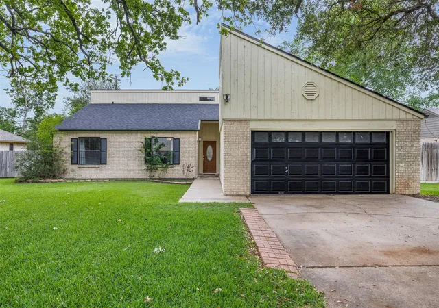 2nd image of 3803 Old Oaks Dr, Bryan, TX 77802 | MLS# 75826336