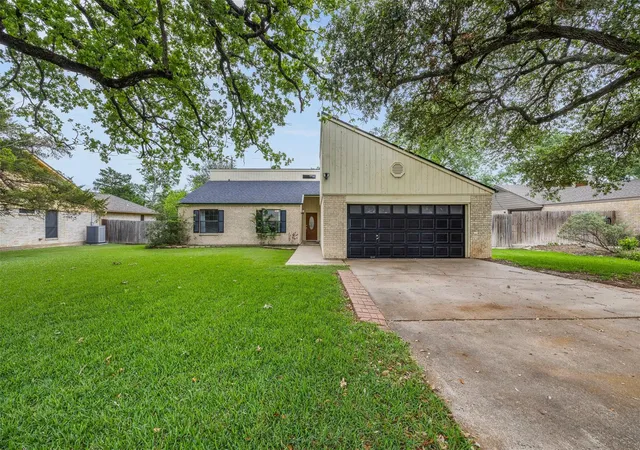 3rd image of 3803 Old Oaks Dr, Bryan, TX 77802 | MLS# 75826336