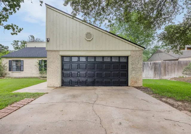 4th image of 3803 Old Oaks Dr, Bryan, TX 77802 | MLS# 75826336