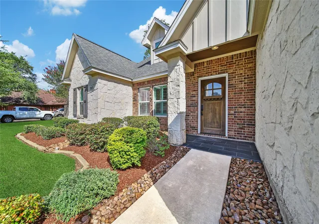 Photo 2 of Sale Pending at 237 Any Way St, Lake Jackson, TX 77566 | MLS# 9203594 | Listing updated on 2026-09-20