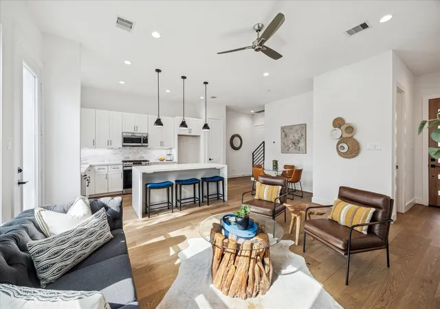 5th image of 1914 Luna Woods Lane, Houston, TX 77055 | MLS# 78658444
