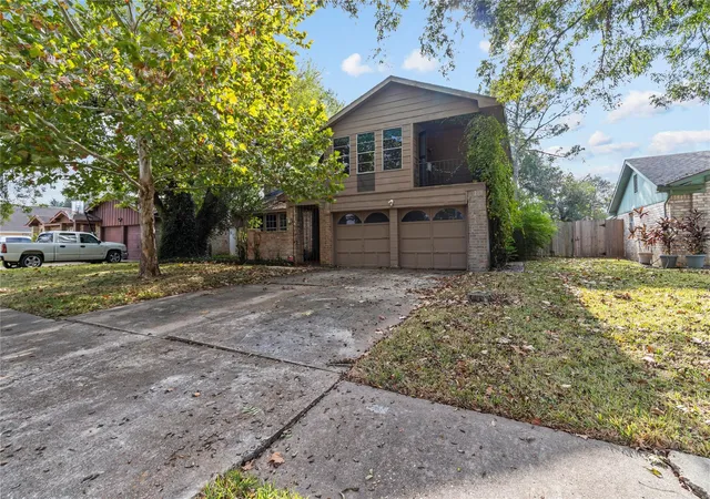 Photo 2 of Single family home for sale at 10702 Sagewillow Ln, Houston, TX 77089 | MLS# 5769610 | Listing updated on 2026-09-19