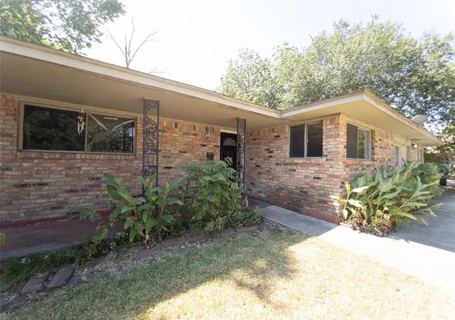 Photo 2 of Single family home for sale at 814 Eastlake St, Houston, TX 77034 | MLS# 92328746 | Listing updated on 2026-07-02