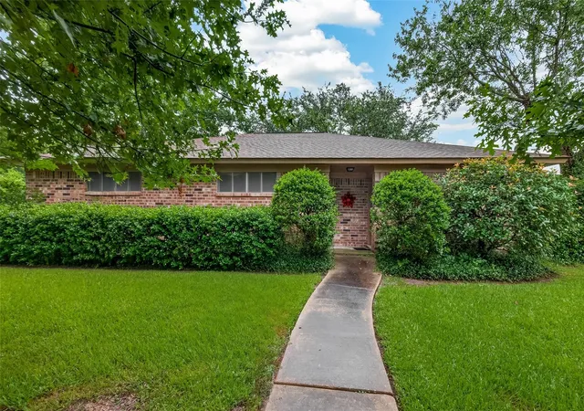 Photo 1 of Sale Pending at 605 Julie Ln, Highlands, TX 77562 | MLS# 51803686 | Listing updated on 2026-10-04