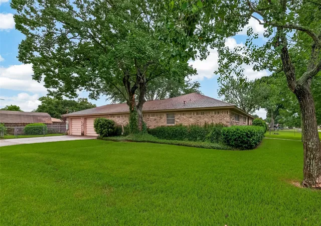 Photo 3 of Sale Pending at 605 Julie Ln, Highlands, TX 77562 | MLS# 51803686 | Listing updated on 2026-10-04