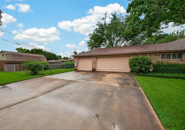 Photo 4 of Sale Pending at 605 Julie Ln, Highlands, TX 77562 | MLS# 51803686 | Listing updated on 2026-10-04