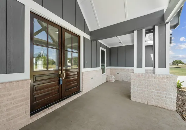 Photo 3 of Single family home for sale at 850 Longhorn Trl, Angleton, TX 77515 | MLS# 38978170 | Listing updated on 2026-08-30
