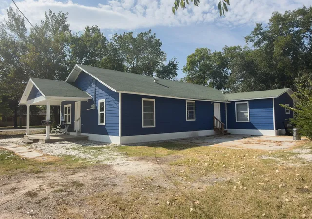 Photo 2 of Single family home for sale at 711 Jefferson St, Teague, TX 75860 | MLS# 15126739 | Listing updated on 2026-08-27