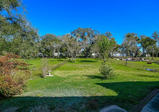 28th image of 129 Cannon St, Clute, TX 77531 | MLS# 64870036