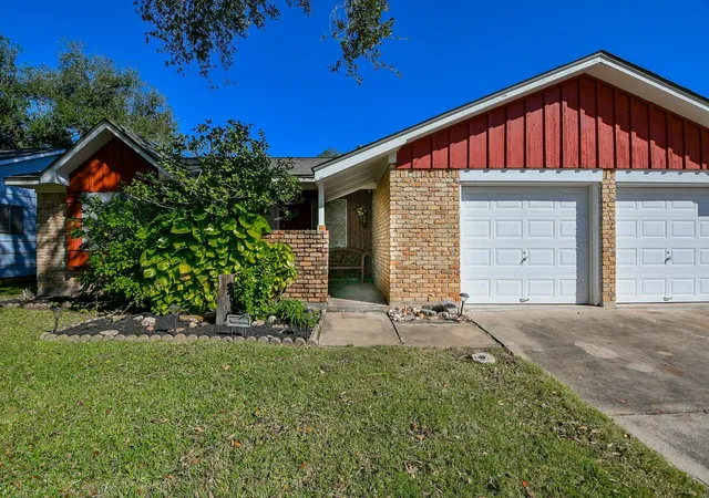 3rd image of 129 Cannon St, Clute, TX 77531 | MLS# 64870036