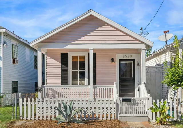 Photo 1 of Single family home for sale at 2520 Ave L, Galveston, TX 77550 | MLS# 66494927 | Listing updated on 2026-09-07