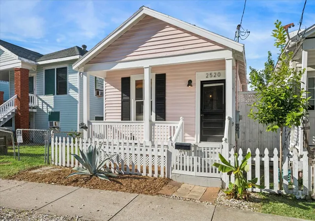 Photo 2 of Single family home for sale at 2520 Ave L, Galveston, TX 77550 | MLS# 66494927 | Listing updated on 2026-09-07
