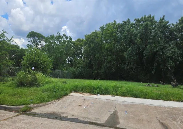 2nd image of 200 Avenue L, Baytown, TX 77520 | MLS# 62468185