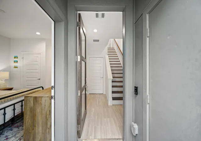 3rd image of 2709 Clinton Dr, Houston, TX 77020 | MLS# 49731237
