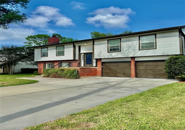 2nd image of 435 Old Course Dr Dr, Friendswood, TX 77546 | MLS# 7858307