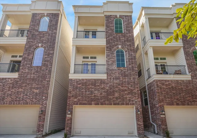 Photo 2 of Single family home for sale at 1035 W 17th Street, Houston, TX 77008 | MLS# 33294867 | Listing updated on 2026-08-25