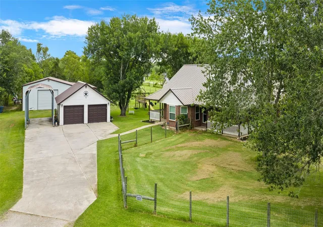 4th image of 7460 Commander Roland Dr, Hitchcock, TX 77563 | MLS# 21051439