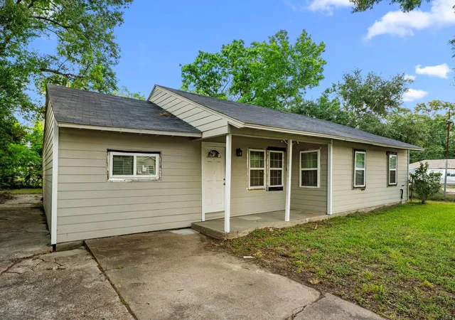 Photo 3 of Single family home for sale at 5835 Southseas St, Houston, TX 77033 | MLS# 80912300 | Listing updated on 2026-09-14
