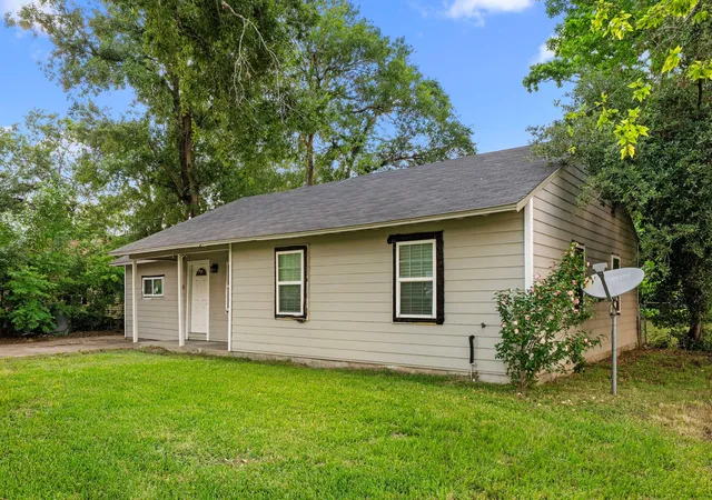 Photo 3 of Single family home for sale at 5835 Southseas St, Houston, TX 77033 | MLS# 80912300 | Listing updated on 2026-09-14